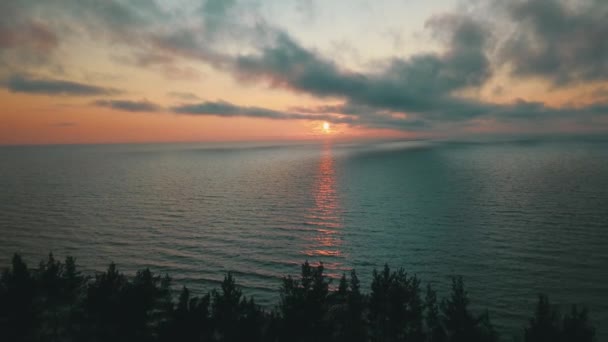 Puesta de sol cerca de la costa Mar Báltico Jurkalne Vista aérea Letonia — Vídeos de Stock