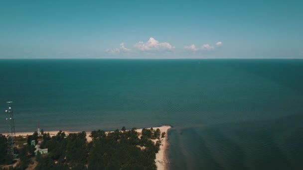 Flygfoto över cape Kolka, Östersjön, Lettland — Stockvideo