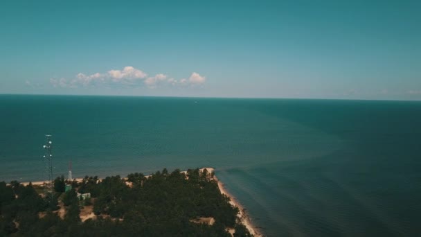 Flygfoto över cape Kolka, Östersjön, Lettland — Stockvideo