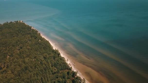 Вид с воздуха на мыс Колка, Балтийское море, Латвия — стоковое видео