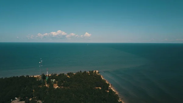 Вид с воздуха на мыс Колка, Балтийское море, Латвия — стоковое фото