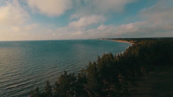 Захід сонця біля узбережжя Балтійського моря Jurkalne антени подання Латвії — стокове фото