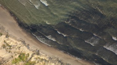 Günbatımı yakınındaki kıyı şeridi Baltık Denizi Jurkalne havadan görünümü Letonya