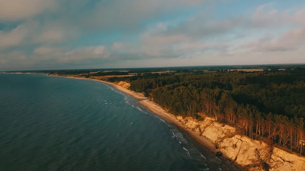 日落近海岸线波罗的海 Jurkalne 鸟瞰拉脱维亚 — 图库照片