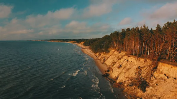 Puesta de sol cerca de la costa Mar Báltico Jurkalne Vista aérea Letonia — Foto de Stock