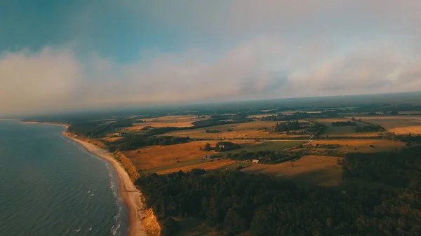 Puesta de sol cerca de la costa Mar Báltico Jurkalne Vista aérea Letonia —  Fotos de Stock