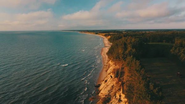 Zonsondergang in de buurt van kustlijn Oostzee Jurkalne antenne weergave Letland — Stockfoto