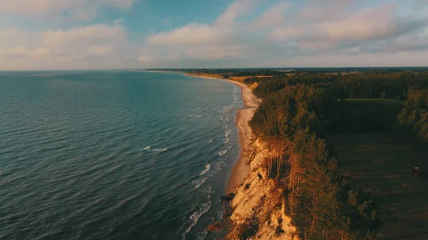 Západ slunce u pobřeží Baltského moře Jurkalne letecký pohled Lotyšsko — Stock fotografie