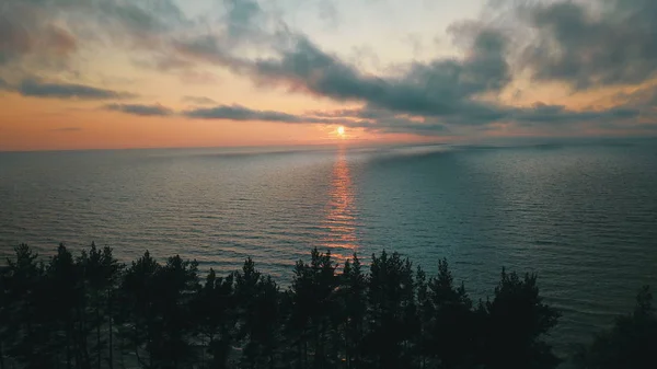 Zachód słońca w pobliżu wybrzeża Morza Bałtyckiego Jūrkalne Aerial view Łotwa — Zdjęcie stockowe