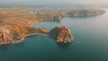 Baykal Gölü. Yaz aylarında Olkhon Adası Şamanka drone