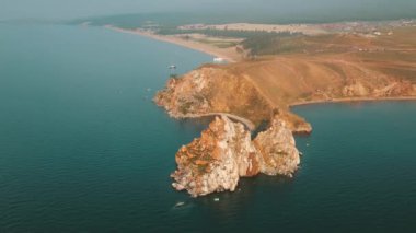 Baykal Gölü. Yaz aylarında Olkhon Adası Şamanka drone