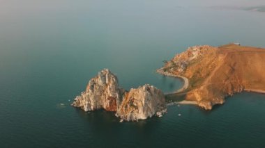 Baykal Gölü. Yaz aylarında Olkhon Adası Şamanka drone