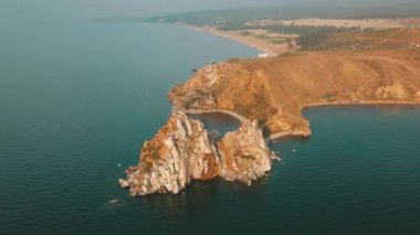 Baykal Gölü. Yaz aylarında Olkhon Adası Şamanka drone