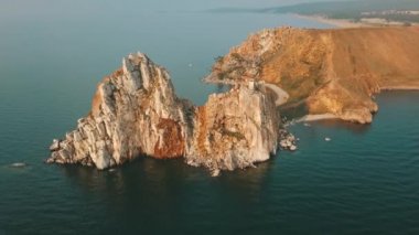 Baykal Gölü. Yaz aylarında Olkhon Adası Şamanka drone