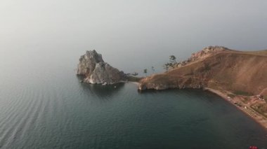 Baykal Gölü. Yaz aylarında Olkhon Adası Şamanka drone