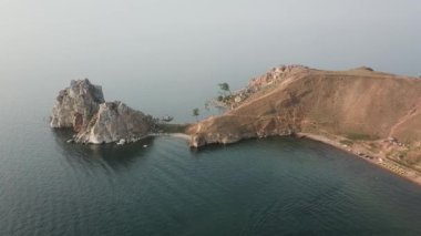 Baykal Gölü. Yaz aylarında Olkhon Adası Şamanka drone