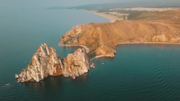 Baykal Gölü. Yaz aylarında Olkhon Adası Şamanka drone — Stok video