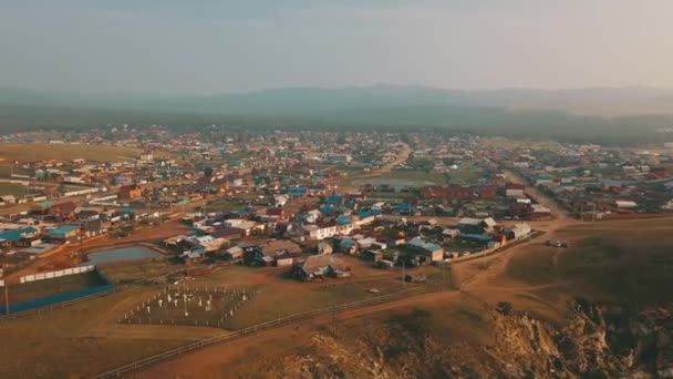 Baykal Gölü. Yaz aylarında Olkhon Adası Şamanka drone — Stok video