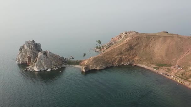 Baikalsee. olkhon Insel im Sommer Schamanka von Drohne — Stockvideo
