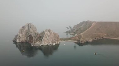Baykal Gölü. Yaz aylarında Olkhon Adası Şamanka drone