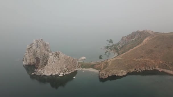 바이칼 호수. 드론에서 여름 샤먼카의 올콘 섬 — 비디오