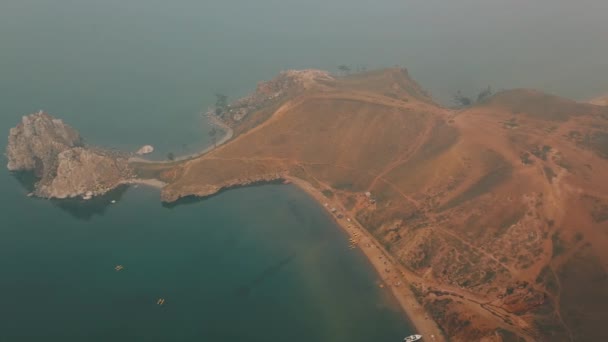 Baikalsee. olkhon Insel im Sommer Schamanka von Drohne — Stockvideo