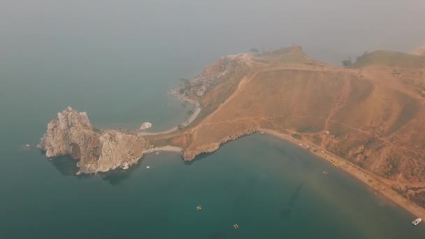 Baykal Gölü. Yaz aylarında Olkhon Adası Şamanka drone — Stok video