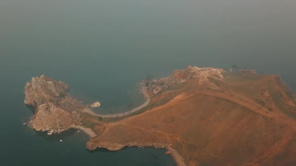 Baykal Gölü. Yaz aylarında Olkhon Adası Şamanka drone — Stok video