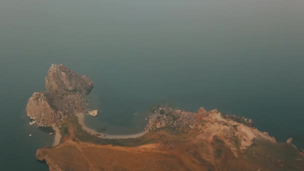 Озеро Байкал. Остров Ольхон летом Шаманка с беспилотника — стоковое видео