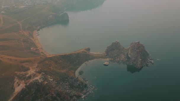 Baikalsee. olkhon Insel im Sommer Schamanka von Drohne — Stockvideo