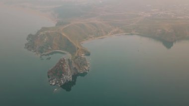 Baykal Gölü. Yaz aylarında Olkhon Adası Şamanka drone