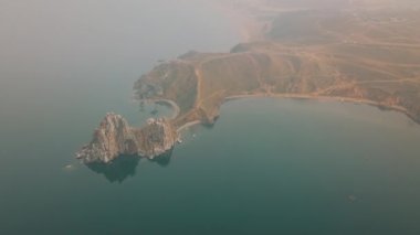 Baykal Gölü. Yaz aylarında Olkhon Adası Şamanka drone