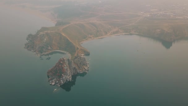 바이칼 호수. 드론에서 여름 샤먼카의 올콘 섬 — 비디오