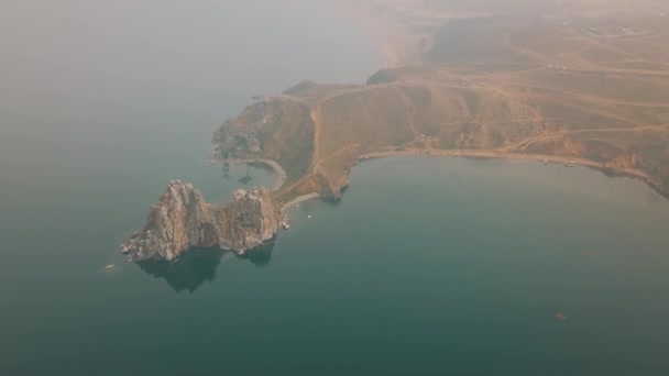 Baykal Gölü. Yaz aylarında Olkhon Adası Şamanka drone — Stok video