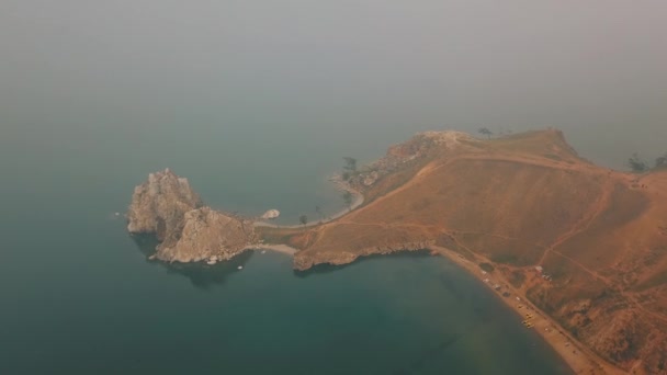 Het Baikalmeer. Olkhon Island in de zomer Shamanka van Drone — Stockvideo
