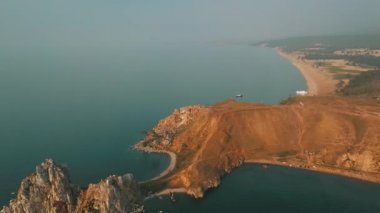 Baykal Gölü. Yaz aylarında Olkhon Adası Şamanka drone