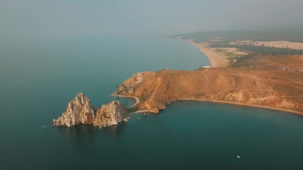 Baikalsee. olkhon Insel im Sommer Schamanka von Drohne — Stockvideo