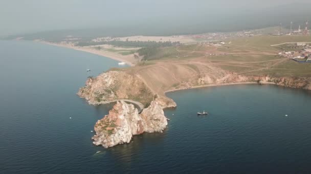 Lago Baikal. Olkhon Island en el verano Shamanka de drone — Vídeos de Stock