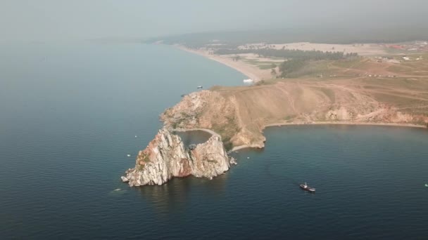 Baykal Gölü. Yaz aylarında Olkhon Adası Şamanka drone — Stok video