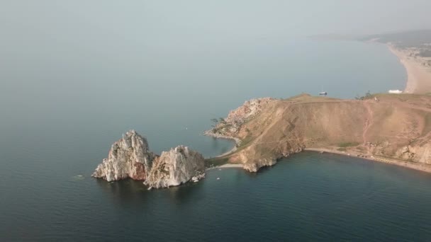 Baykal Gölü. Yaz aylarında Olkhon Adası Şamanka drone — Stok video