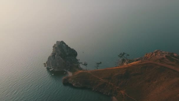 Baykal Gölü. Yaz aylarında Olkhon Adası Şamanka drone — Stok video