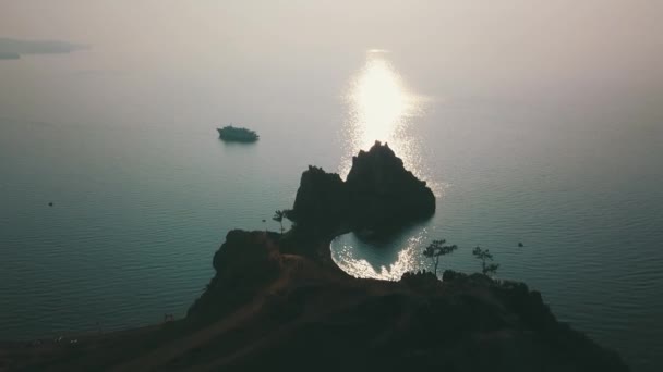 Baikalsee. olkhon Insel im Sommer Schamanka von Drohne — Stockvideo