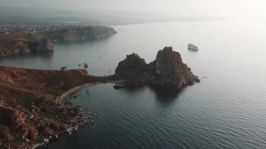 Baykal Gölü. Yaz aylarında Olkhon Adası Şamanka drone
