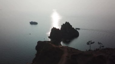 Baykal Gölü. Yaz aylarında Olkhon Adası Şamanka drone