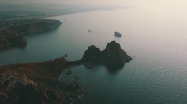 Baykal Gölü. Yaz aylarında Olkhon Adası Şamanka drone