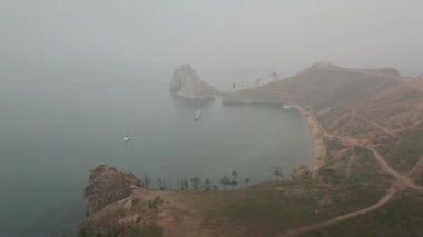 Baykal Gölü. Yaz aylarında Olkhon Adası Şamanka drone sis içinde