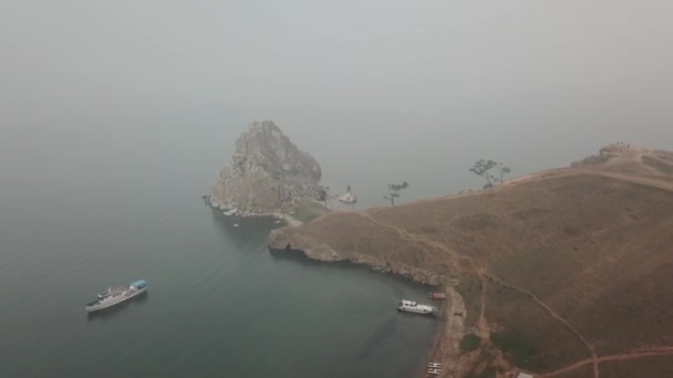 Baikalské jezero. Olkhon Island v létě Shamanka v mlze z dronu — Stock video