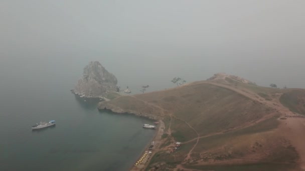 Baykal Gölü. Yaz aylarında Olkhon Adası Şamanka drone sis içinde — Stok video