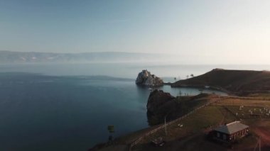 Baykal Gölü. Yaz aylarında Olkhon Adası Şamanka drone