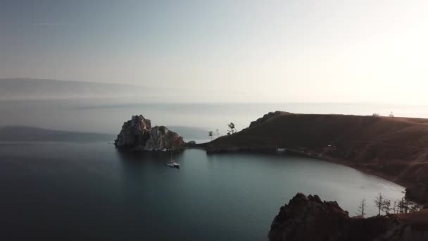 Het Baikalmeer. Olkhon Island in de zomer Shamanka van Drone — Stockvideo